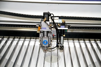 Metalni laser 130 W 150 W akril plastična tkanina, koža i drvo PVC ploča metal pomiješan stroj za rezanje 1325 CO2 lasersko rezanje